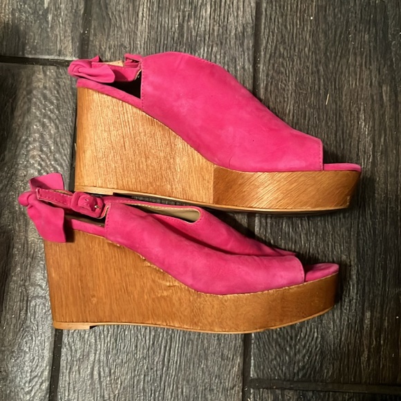 Anthropologie Bow back wooden 3” wedge /Berry Fuchsia Suede - Picture 2 of 3